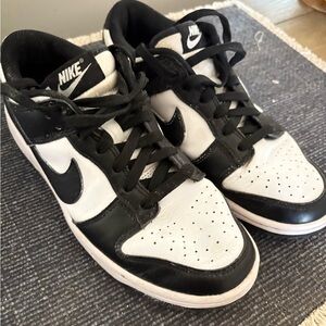 Nike Classic Black and White Low-Tops women’s sneakers/ pre lives, great style